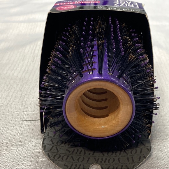 John Frieda Smooth Style Boar Bristle Vented Round Brush ionic and ceramic - Picture 3 of 8